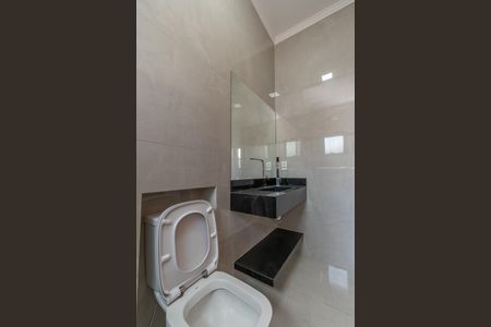 Casa de condomínio para alugar com 240m², 3 quartos e 5 vagasBanheiro da Suíte 2