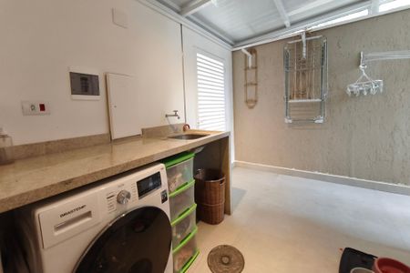 Casa de condomínio à venda com 151m², 4 quartos e 2 vagasLavabo