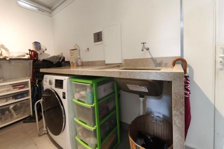 Casa de condomínio à venda com 151m², 4 quartos e 2 vagasLavabo