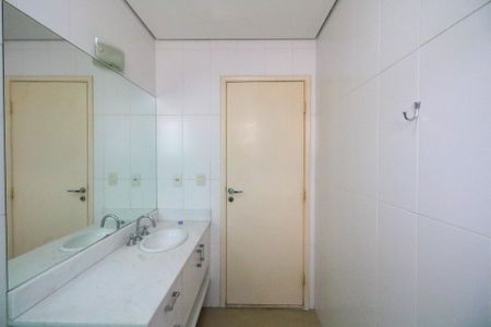 Apartamento à venda com 160m², 2 quartos e 3 vagas Apartamento à venda com 160m², 2 quartos e 3 vagasBanheiro da Suíte