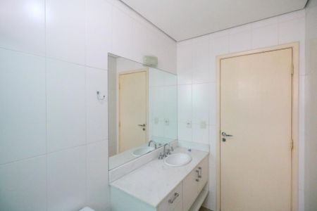 Apartamento à venda com 160m², 2 quartos e 3 vagas Apartamento à venda com 160m², 2 quartos e 3 vagasBanheiro da Suíte