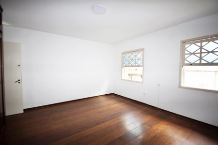 Casa à venda com 350m², 3 quartos e 5 vagasquarto 2