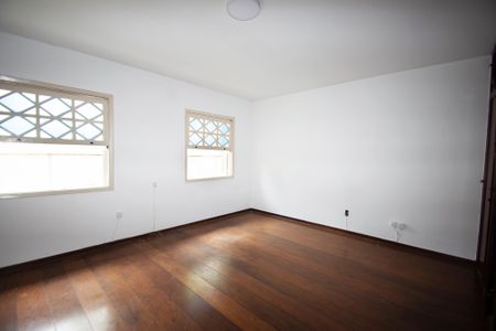 Casa à venda com 350m², 3 quartos e 5 vagasquarto 2