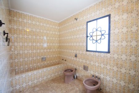 Casa à venda com 350m², 3 quartos e 5 vagasbanheiro corredor