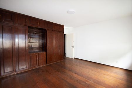 Casa à venda com 350m², 3 quartos e 5 vagasquarto 2