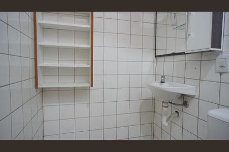 Banheiro 5 de casa de condomínio para alugar com 4 quartos, 217m² em Vila Jardim, Porto Alegre