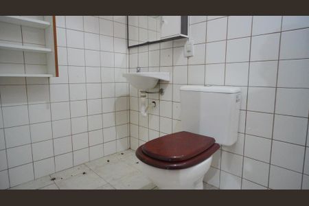 Banheiro 5 na garagem  de casa de condomínio para alugar com 4 quartos, 217m² em Vila Jardim, Porto Alegre