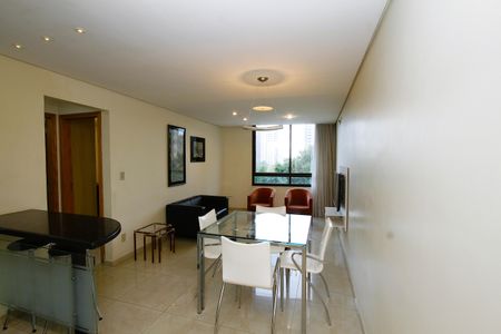 Sala de apartamento para alugar com 1 quarto, 50m² em Belvedere, Belo Horizonte