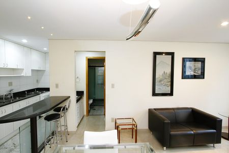 Sala de apartamento para alugar com 1 quarto, 50m² em Belvedere, Belo Horizonte