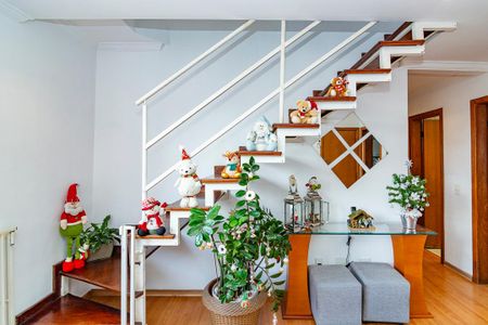 Apartamento à venda com 121m², 3 quartos e 2 vagas Apartamento à venda com 121m², 3 quartos e 2 vagasEscada