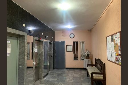 Apartamento à venda com 76m², 3 quartos e sem vaga Apartamento à venda com 76m², 3 quartos e sem vagaHall Elevadores