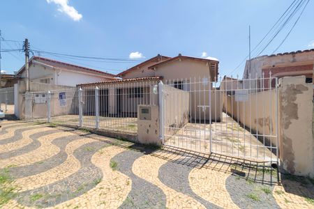 Casa à venda com 100m², 3 quartos e 2 vagas Casa à venda com 100m², 3 quartos e 2 vagasFachada