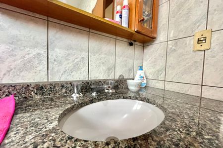 Casa à venda com 325m², 3 quartos e 4 vagasBanheiro 2