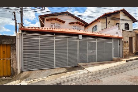 Fachada de casa de condomínio à venda com 2 quartos, 75m² em João Pinheiro, Belo Horizonte