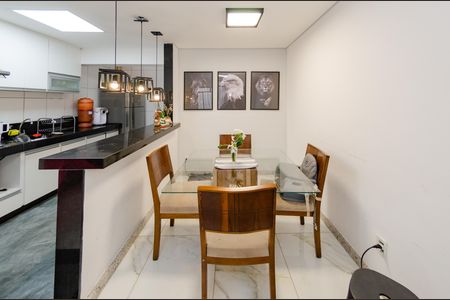 Sala de casa de condomínio à venda com 2 quartos, 75m² em João Pinheiro, Belo Horizonte