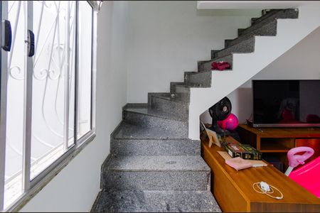 Escada de casa de condomínio à venda com 2 quartos, 75m² em João Pinheiro, Belo Horizonte