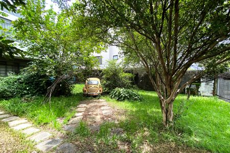 Casa à venda com 408m², 2 quartos e 4 vagas Casa à venda com 408m², 2 quartos e 4 vagasQuintal