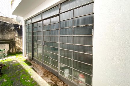 Casa à venda com 408m², 2 quartos e 4 vagas Casa à venda com 408m², 2 quartos e 4 vagasFundos