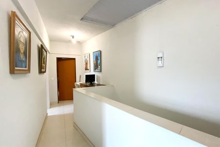 Casa à venda com 408m², 2 quartos e 4 vagas Casa à venda com 408m², 2 quartos e 4 vagasHall da Escada