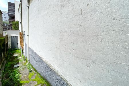 Casa à venda com 408m², 2 quartos e 4 vagas Casa à venda com 408m², 2 quartos e 4 vagasCorredor lateral