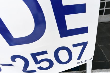 Casa à venda com 380m², 6 quartos e 3 vagasPlaca instalada no dia 28/03/2026, com o código DDIZ- 41 