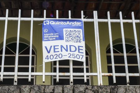 Casa à venda com 380m², 6 quartos e 3 vagasPlaca instalada no dia 28/03/2026, com o código DDIZ- 41 