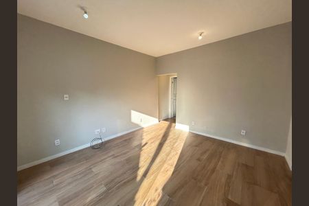 Sala de casa para alugar com 2 quartos, 60m² em Vila Valqueire, Rio de Janeiro