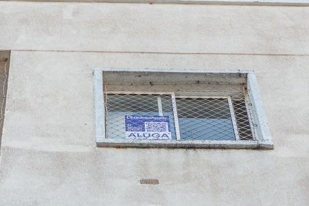 Apartamento para alugar com 66m², 3 quartos e 1 vagaFAchada do  Bloco-Janela com a placa do Quinto andar instalada 
