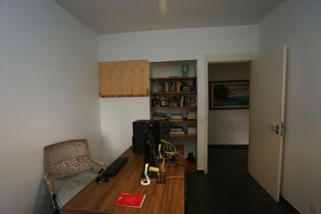 Apartamento à venda com 227m², 4 quartos e 4 vagas Apartamento à venda com 227m², 4 quartos e 4 vagasEscritório