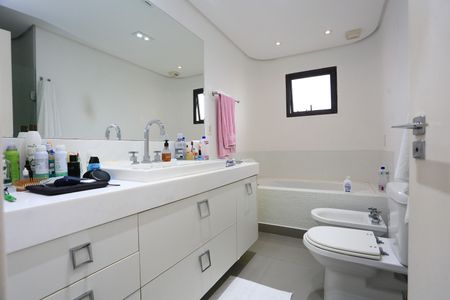 Apartamento à venda com 227m², 4 quartos e 4 vagas Apartamento à venda com 227m², 4 quartos e 4 vagasBanheiro da Suíte 2