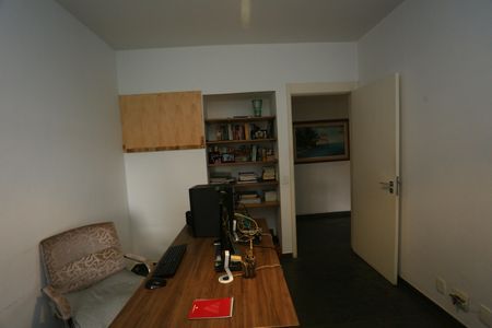 Apartamento à venda com 227m², 4 quartos e 4 vagas Apartamento à venda com 227m², 4 quartos e 4 vagasEscritório