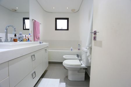 Apartamento à venda com 227m², 4 quartos e 4 vagas Apartamento à venda com 227m², 4 quartos e 4 vagasBanheiro da Suíte 2