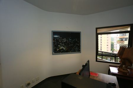 Apartamento à venda com 227m², 4 quartos e 4 vagas Apartamento à venda com 227m², 4 quartos e 4 vagasEscritório