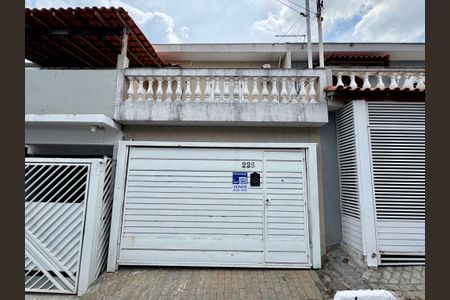 Casa à venda com 110m², 3 quartos e 1 vagaPlaca instalada na fachada do imóvel 