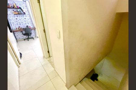 Casa à venda com 110m², 3 quartos e 1 vaga Casa à venda com 110m², 3 quartos e 1 vagaCorredor escada