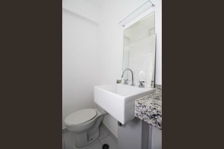 Banheiro de kitnet/studio para alugar com 1 quarto, 20m² em Pinheiros, São Paulo