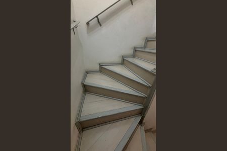 Casa à venda com 105m², 3 quartos e 2 vagasEscada