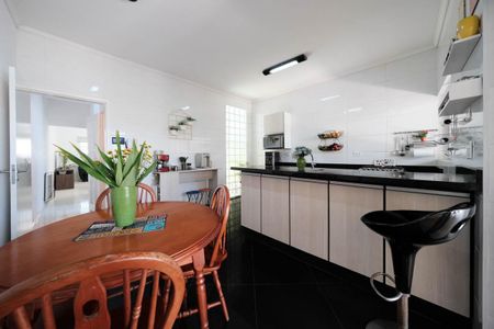 Casa para alugar com 200m², 4 quartos e 4 vagasCozinha 