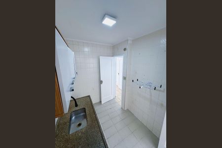 Cozinha de apartamento para alugar com 2 quartos, 65m² em Embaré, Santos