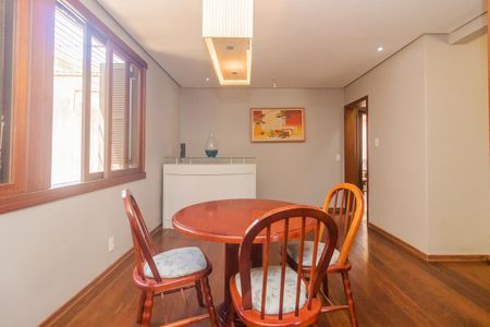 Casa à venda com 3 quartos, 220m² em Camaquã, Porto Alegre