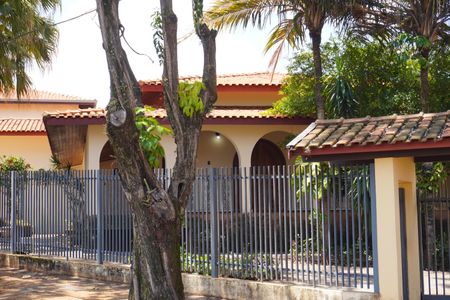 Casa para alugar com 313m², 3 quartos e 4 vagasFachada