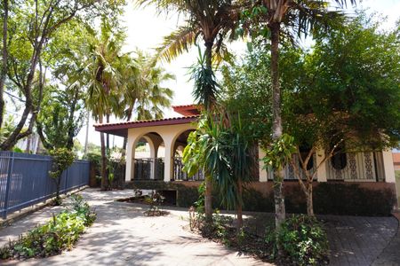 Casa para alugar com 313m², 3 quartos e 4 vagasQuintal