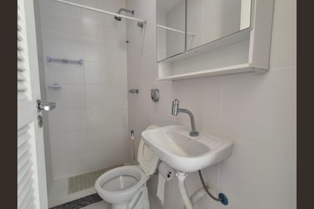 Casa de condomínio à venda com 350m², 4 quartos e 3 vagas Casa de condomínio à venda com 350m², 4 quartos e 3 vagasBanheiro de Serviço