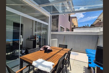 Casa de condomínio à venda com 350m², 4 quartos e 3 vagas Casa de condomínio à venda com 350m², 4 quartos e 3 vagasÁrea externa