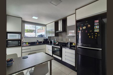 Casa de condomínio à venda com 350m², 4 quartos e 3 vagas Casa de condomínio à venda com 350m², 4 quartos e 3 vagasCozinha