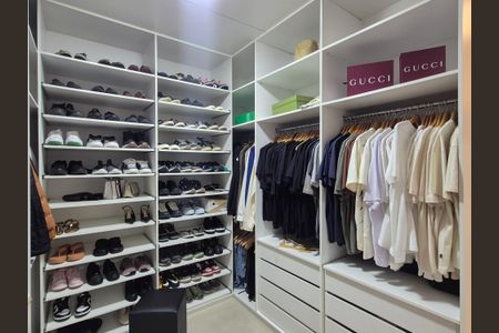 Casa de condomínio à venda com 350m², 4 quartos e 3 vagas Casa de condomínio à venda com 350m², 4 quartos e 3 vagasCloset