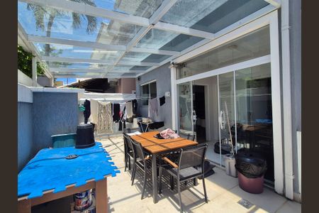 Casa de condomínio à venda com 350m², 4 quartos e 3 vagas Casa de condomínio à venda com 350m², 4 quartos e 3 vagasÁrea externa