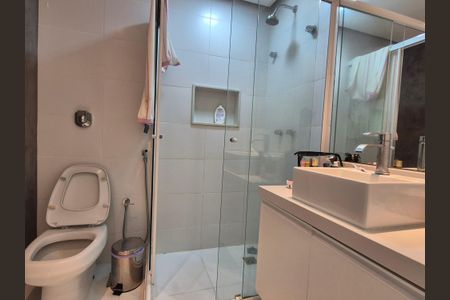 Casa de condomínio à venda com 350m², 4 quartos e 3 vagas Casa de condomínio à venda com 350m², 4 quartos e 3 vagasBanheiro suite 1