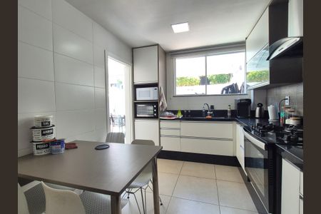 Casa de condomínio à venda com 350m², 4 quartos e 3 vagas Casa de condomínio à venda com 350m², 4 quartos e 3 vagasCozinha