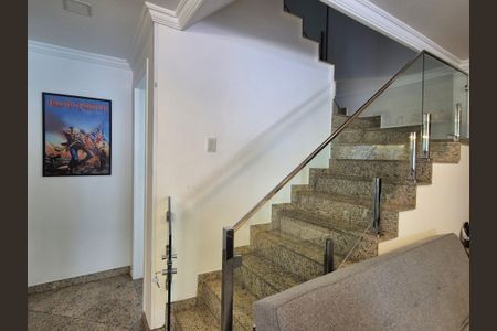 Casa de condomínio à venda com 350m², 4 quartos e 3 vagas Casa de condomínio à venda com 350m², 4 quartos e 3 vagasEscada